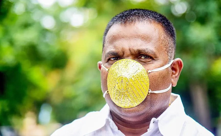 印度富男戴价值11万黄金口罩防新冠病毒,开多个细孔方便呼吸,网疯传